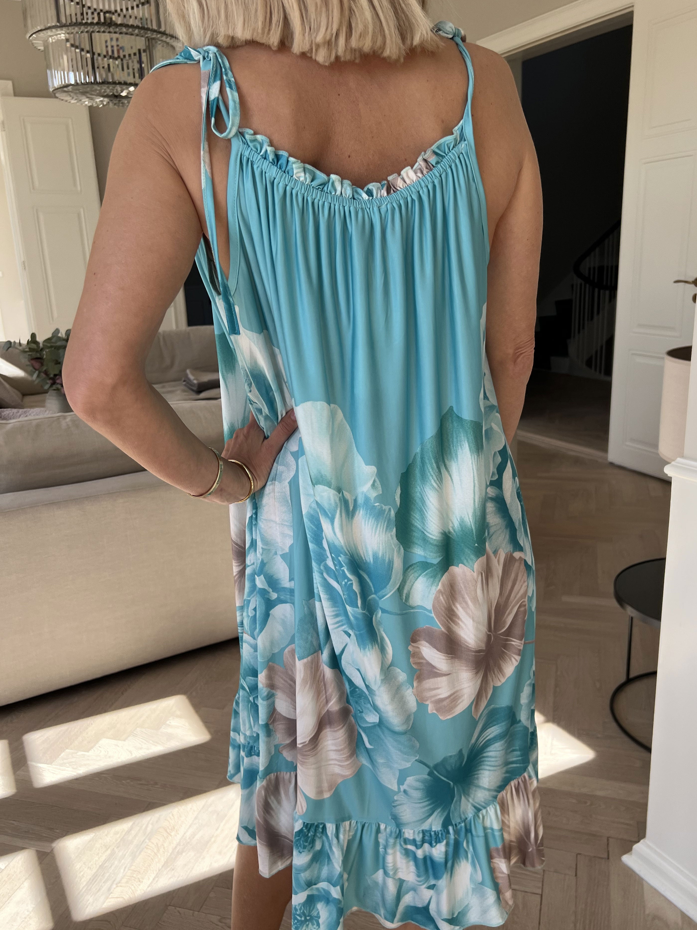 Maya Short - Elastisk strop sommerkjole med blomsterprint